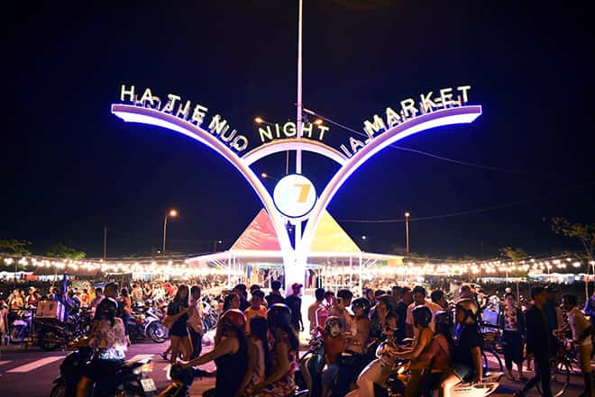 The night market is crowded with tourists, Ha Tien new urban area witnesses skyrocketed prices